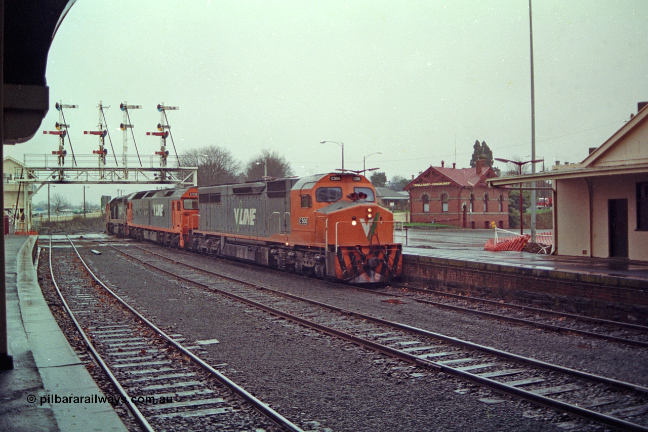 113-02
Ballarat station platform No.2, Lydiard St signal box and signal gantry, V/Line broad gauge up Adelaide goods train 9150 arriving behind C class C 506 Clyde Engineering EMD model GT26C serial 76-829, G class G 538 Clyde Engineering EMD model JT26C-2SS serial 89-1271 and C class C 510 serial 76-833 in miserable conditions, poor quality.
Keywords: C-class;C506;Clyde-Engineering-Rosewater-SA;EMD;GT26C;76-829;