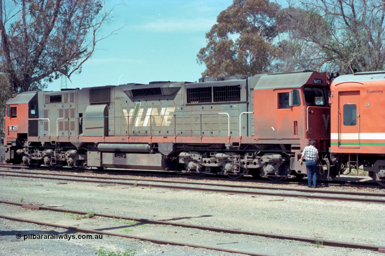 114-03
Cobram, V/Line broad gauge N class N 471 'City of Benalla' Clyde Engineering EMD model JT22HC-2 serial 87-1200, cutting off passenger car N set, 2nd person uncoupling.
Keywords: N-class;N471;Clyde-Engineering-Somerton-Victoria;EMD;JT22HC-2;87-1200;