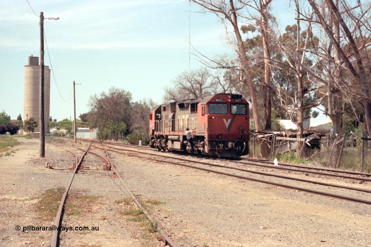 114-06
Cobram, V/Line broad gauge N class N 471 'City of Benalla' Clyde Engineering EMD model JT22HC-2 serial 87-1200, running around No.1 Rd, yard view looking north, Williamstown silo complex in the background.
Keywords: N-class;N471;Clyde-Engineering-Somerton-Victoria;EMD;JT22HC-2;87-1200;