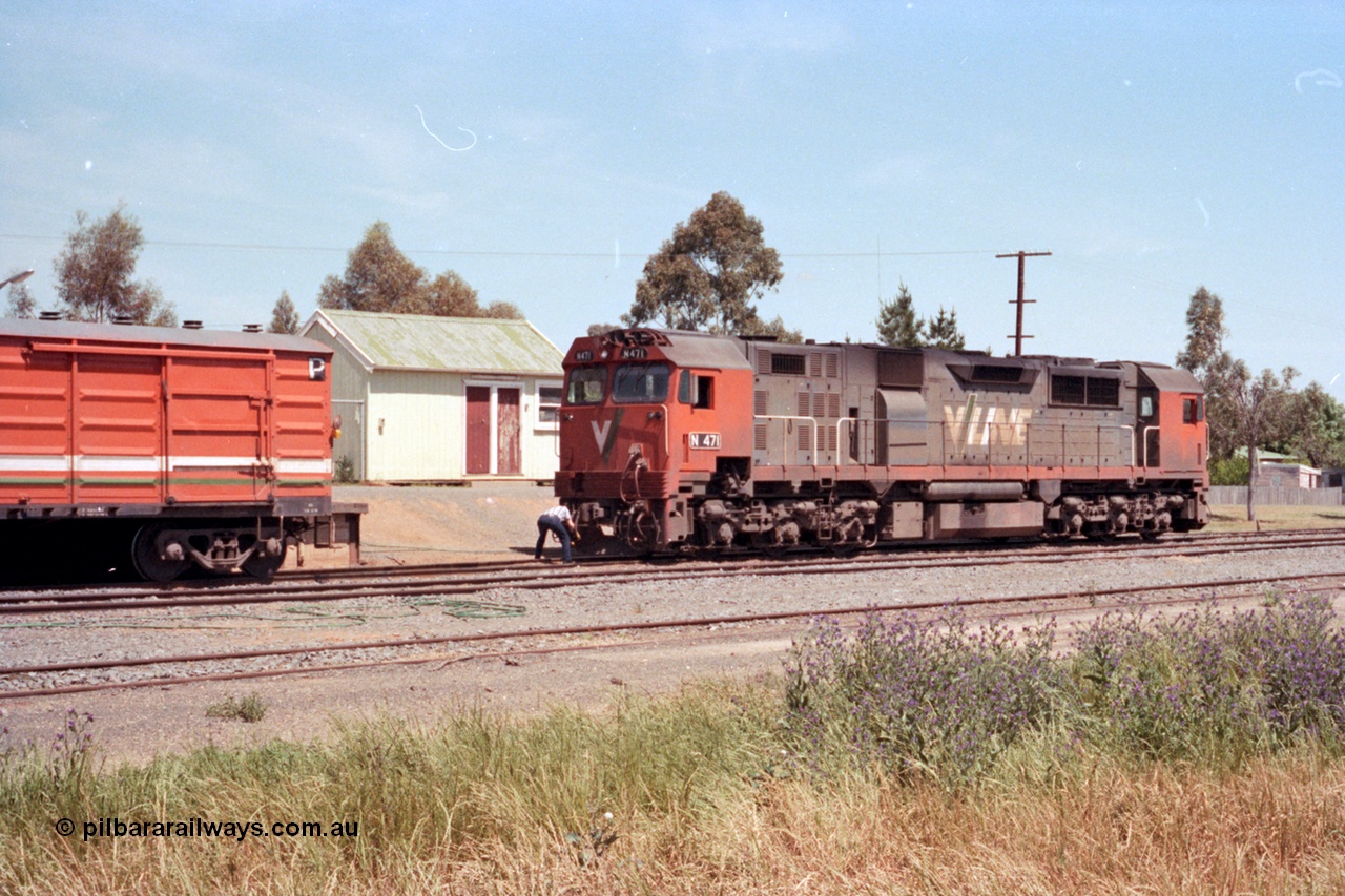 114-08
Cobram, V/Line broad gauge N class N 471 'City of Benalla' Clyde Engineering EMD model JT22HC-2 serial 87-1200, attaching to D van, 2nd person attending to hoses.
Keywords: N-class;N471;Clyde-Engineering-Somerton-Victoria;EMD;JT22HC-2;87-1200;