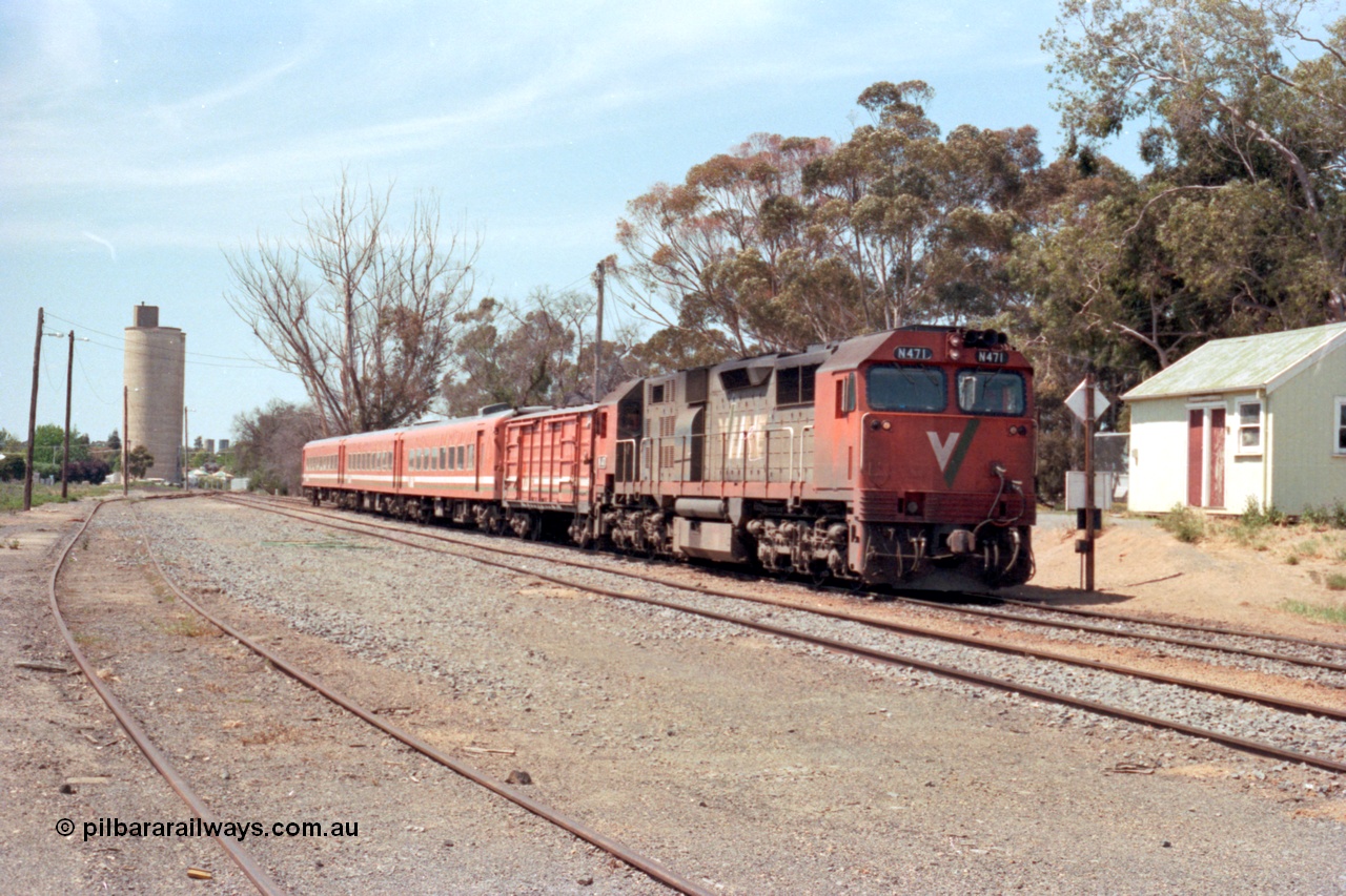 114-10
Cobram, V/Line broad gauge N class N 471 'City of Benalla' Clyde Engineering EMD model JT22HC-2 serial 87-1200, splitting off D van, up pass, Williamstown silo complex in the background.
Keywords: N-class;N471;Clyde-Engineering-Somerton-Victoria;EMD;JT22HC-2;87-1200;