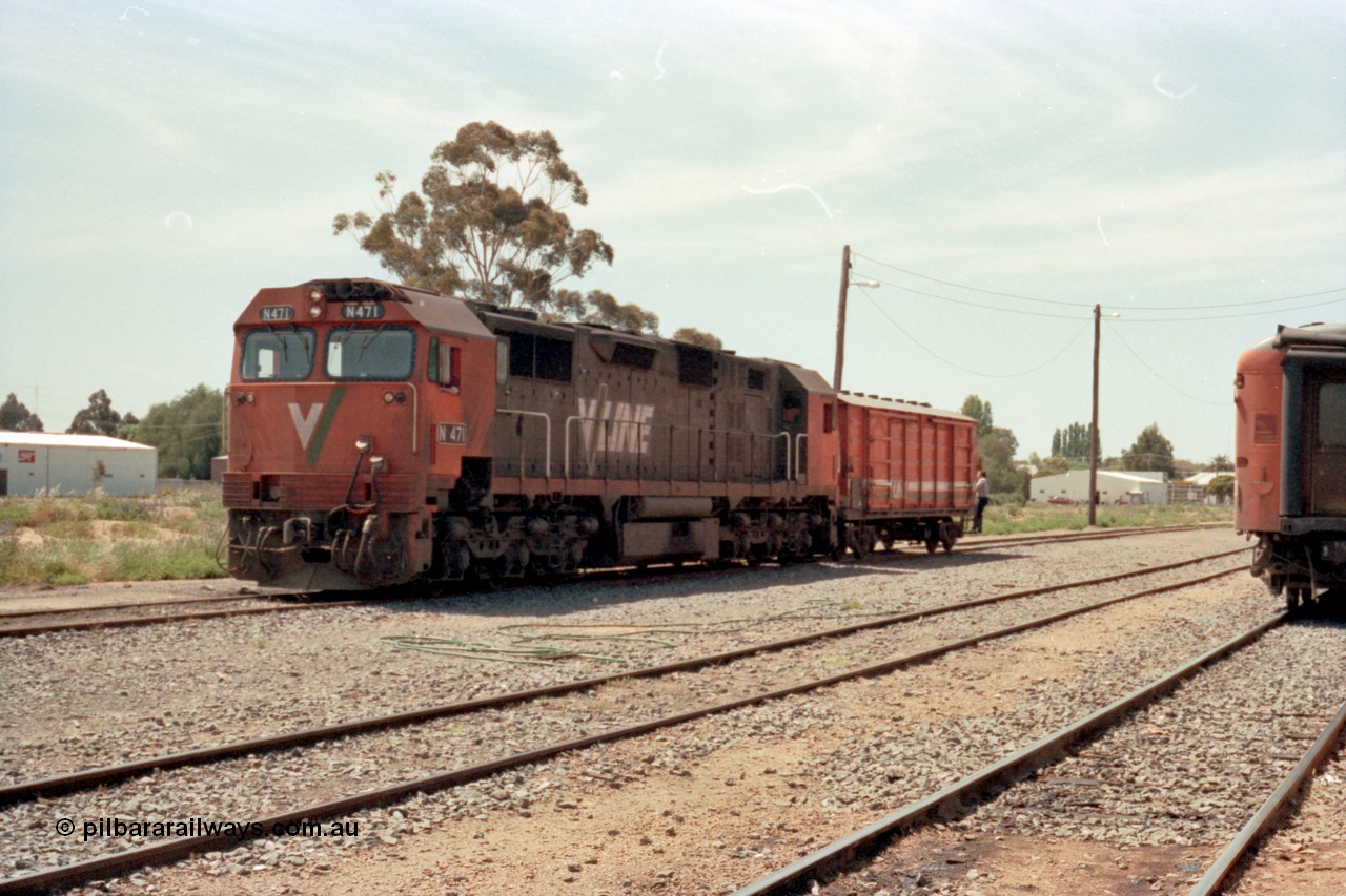 114-11
Cobram, V/Line broad gauge N class N 471 'City of Benalla' Clyde Engineering EMD model JT22HC-2 serial 87-1200, shunting D van, 2nd man riding van.
Keywords: N-class;N471;Clyde-Engineering-Somerton-Victoria;EMD;JT22HC-2;87-1200;