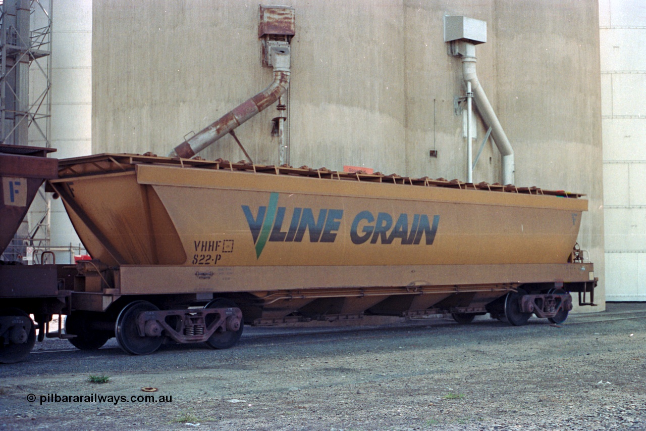 114-20
Goorambat, broad gauge V/Line Grain VHHF type bogie grain waggon VHHF 822 in front of a Williamstown style silo. VHHF was built by Victorian Railways Ballarat North Workshops in 1982 as a VHHY type; recoded to VHHF in 1987.
Keywords: VHHF-type;VHHF822;Victorian-Railways-Ballarat-Nth-WS;VHHY-type;