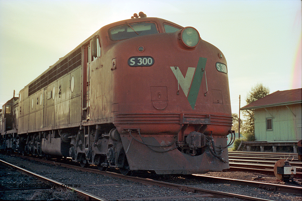 114-29
Benalla yard broad gauge V/Line S class leader S 300 'Matthew Flinders' Clyde Engineering EMD model A7 serial 57-164 stands on No. 5 Road with stabled down Wodonga goods train 9303, angled up from nose, ground disc signal #10, goods shed in background.
Keywords: S-class;S300;Clyde-Engineering-Granville-NSW;EMD;A7;57-164;bulldog;