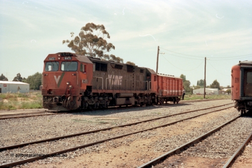 114-11
Cobram, V/Line broad gauge N class N 471 'City of Benalla' Clyde Engineering EMD model JT22HC-2 serial 87-1200, shunting D van, 2nd man riding van.
Keywords: N-class;N471;Clyde-Engineering-Somerton-Victoria;EMD;JT22HC-2;87-1200;