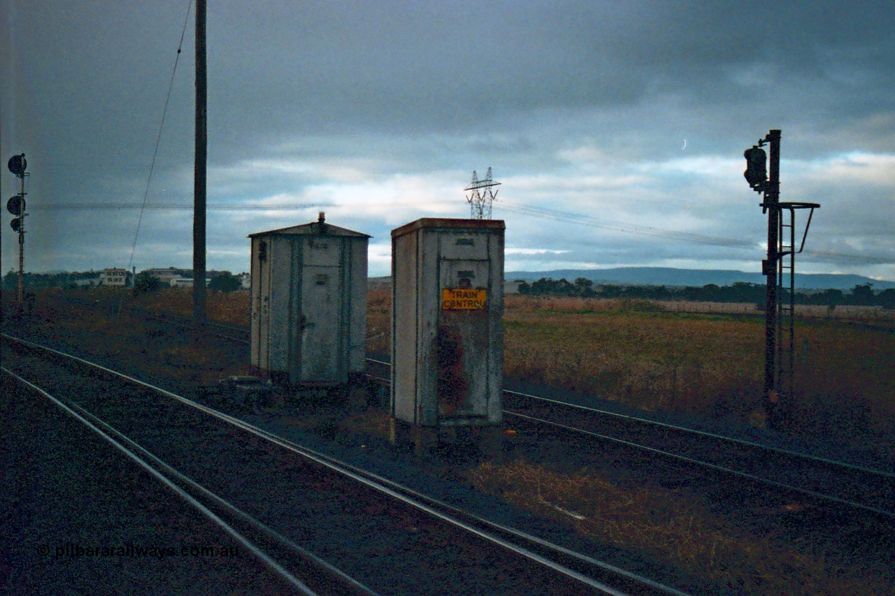 115-29
Somerton, standard gauge crossing loop, north end, track overview, train control booth, interlocking cabinet, shunting signal post SOM-7 for Blue Circle Cement siding, looking north, broad gauge line to Blue Circle Cement at far right.
