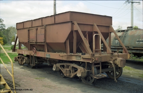 117-32
Seymour loco depot, broad gauge VHWA type bogie ballast waggon VHWA 108, turntable roads.
Keywords: VHWA-type;VHWA108;