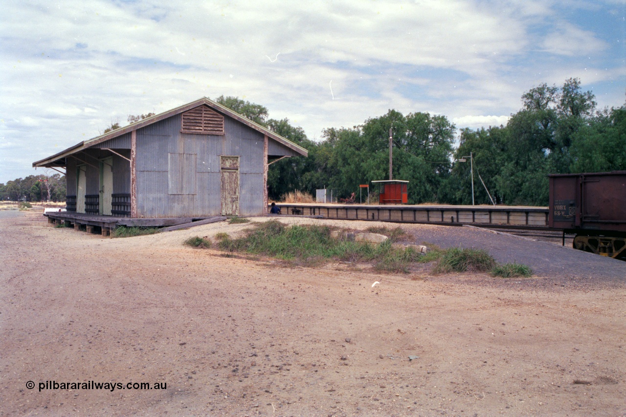 118-05
Strathmerton station yard overview, 50' x 20' goods shed and loading platform, bus style waiting shelter, V/Line broad gauge VOBX type bogie open waggon VOBX 68, built by Victorian Railways Newport Workshops as ELF class 1963, to ELX 1965, then VOBX in 1979 and to ROBX in 1994.
Keywords: VOBX-type;VOBX68;Victorian-Railways-Newport-WS;ELF-type;ELX-type;ROBX-type;