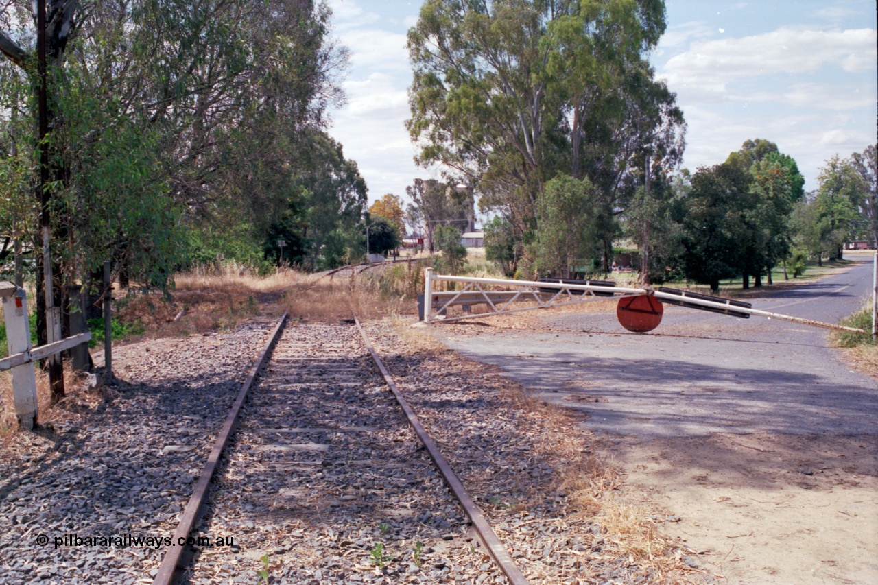 118-10
Murray River, Tocumwal line, view from Murray River bridge, looking towards Tocumwal, road gates closed over the closed Bridge Street Tocumwal NSW, railway line out of service. [url=https://goo.gl/maps/XFmhwoto4uQDz2eC8]Geo data[/url].
