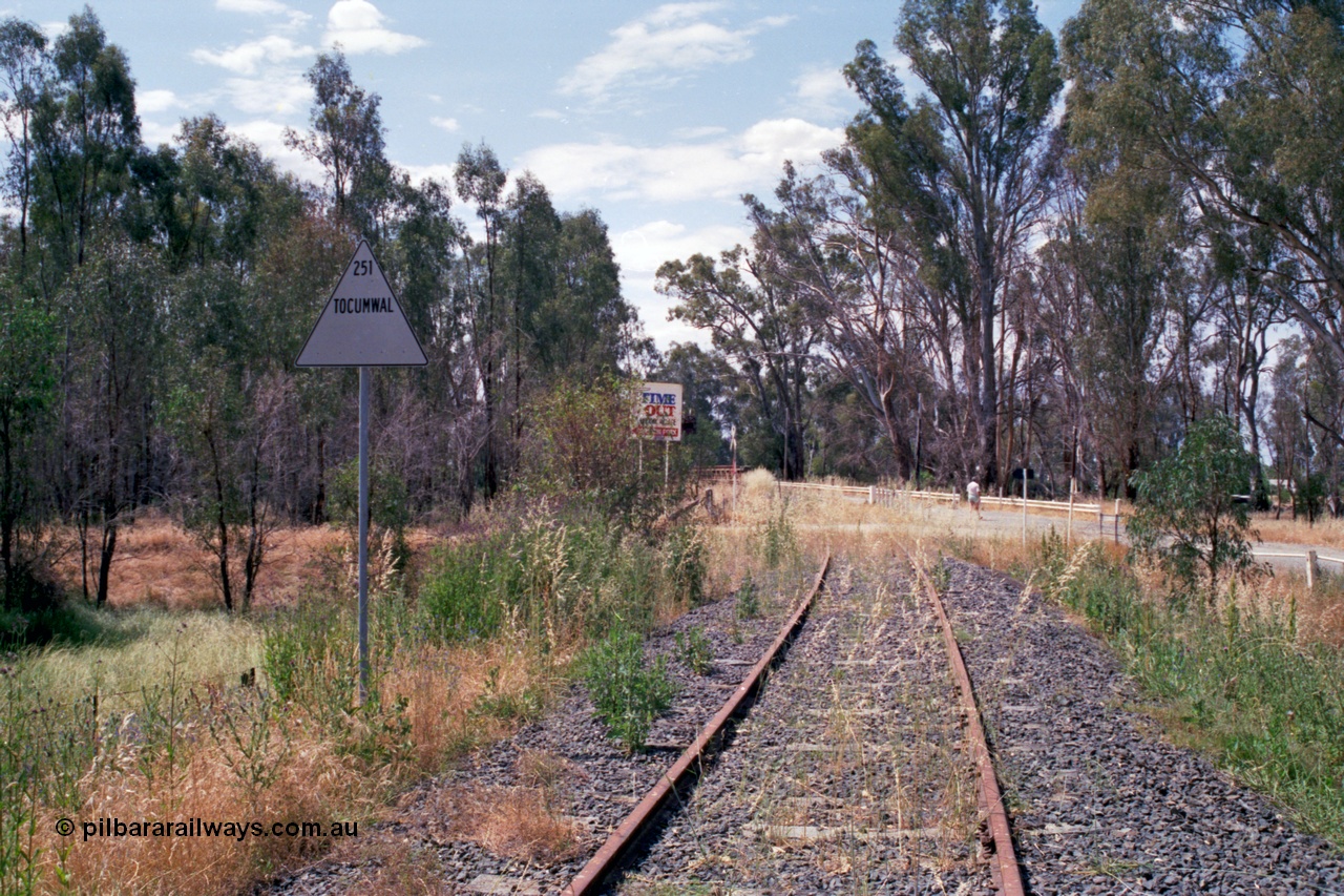 118-11
Tocumwal 251 km, station landmark sign on Victorian side of the Murray River looking towards the centre lift bridge, Time Out Holiday Village sign Bridge Street on the right, line out of service. [url=https://goo.gl/maps/AEuwMgUJpSX62rr38]Geo data[/url].
