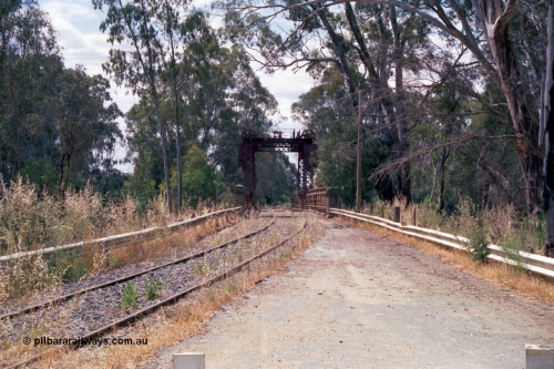 118-08
Murray River, Tocumwal line, centre lift combined road and rail bridge, looking from Victoria towards NSW and Tocumwal at the truncated end of Bridge Street, rail line out of service. [url=https://goo.gl/maps/Lm1jJeYPiigdKJov6]Geo data[/url].
