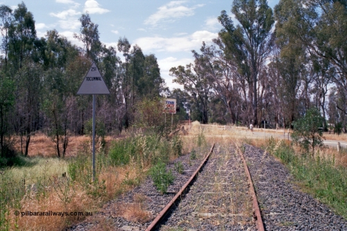 118-11
Tocumwal 251 km, station landmark sign on Victorian side of the Murray River looking towards the centre lift bridge, Time Out Holiday Village sign Bridge Street on the right, line out of service. [url=https://goo.gl/maps/AEuwMgUJpSX62rr38]Geo data[/url].
