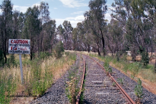 118-12
Tocumwal line, looking towards Tocumwal, 15 km/h speed sign for bridge ahead, former bridge cabin visible on the right, this controlled the former Down Home situated behind the camera, line out of service. [url=https://goo.gl/maps/Tgtv4ysFESAbYFWM8]Geo data[/url].
