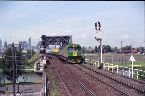 119-22
Maribyrnong River bridge, signal post 162, Australian National broad gauge locos BL class BL 29 Clyde Engineering EMD model JT26C-2SS serial 83-1013 and 700 class 703 AE Goodwin ALCo model DL500G serial G6059-1 working down Adelaide bound goods train 9145 across the river.
Keywords: BL-class;BL29;Clyde-Engineering-Rosewater-SA;EMD;JT26C-2SS;83-1013;
