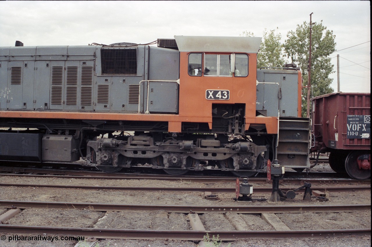 120-24
Benalla yard, V/Line broad gauge loco X class X 43 Clyde Engineering EMD model G26C serial 70-706, RHS cab shot, bogie and staff exchanger, ground dwarf signals 18.
Keywords: X-class;X43;Clyde-Engineering-Granville-NSW;EMD;G26C;70-706;