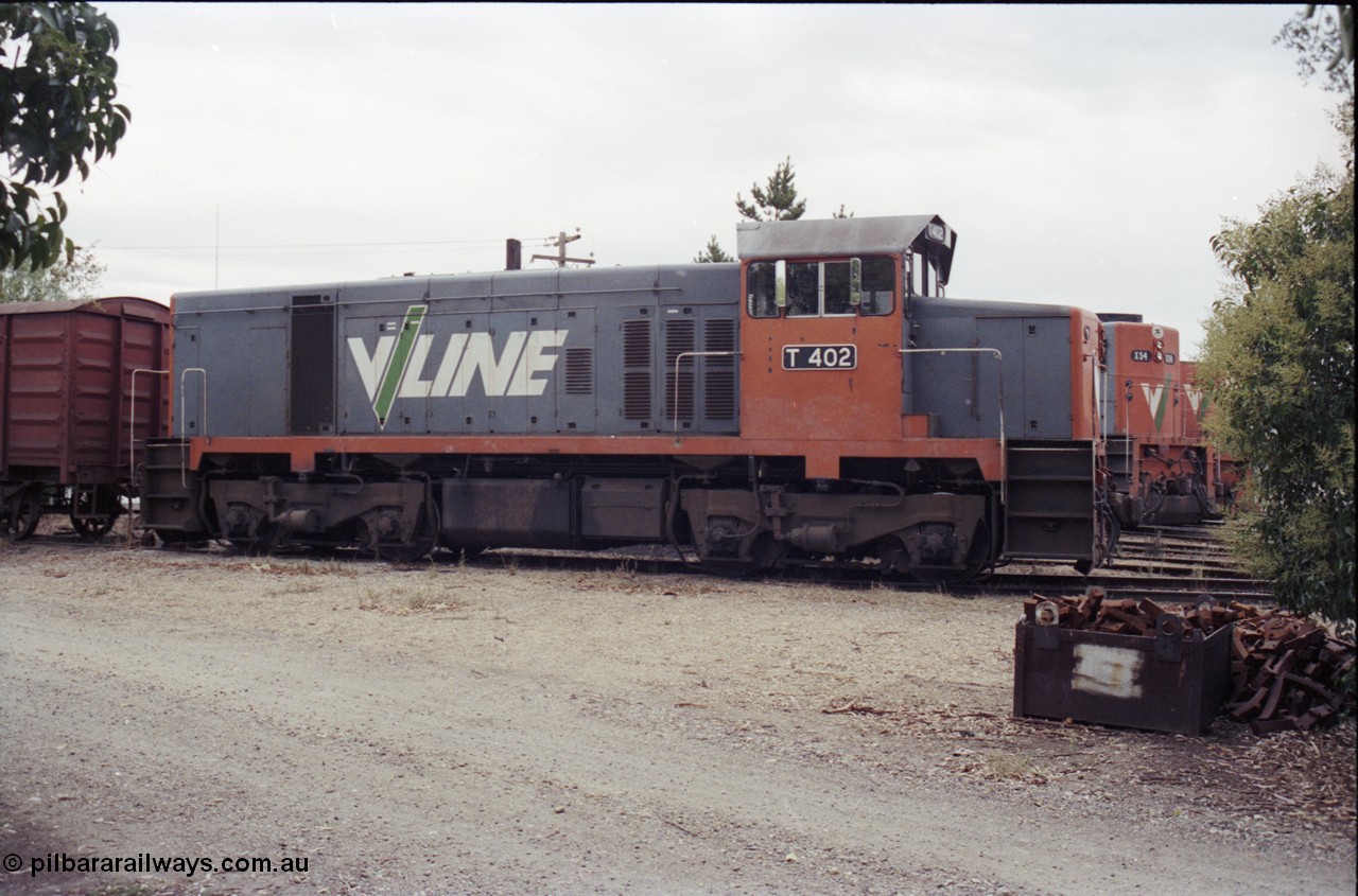 120-32
Wodonga loco depot, turntable radial roads, V/Line broad gauge loco T class T 402 Clyde Engineering EMD model G18B serial 67-497, side view, box of brake blocks at right.
Keywords: T-class;T402;Clyde-Engineering-Granville-NSW;EMD;G18B;67-497;
