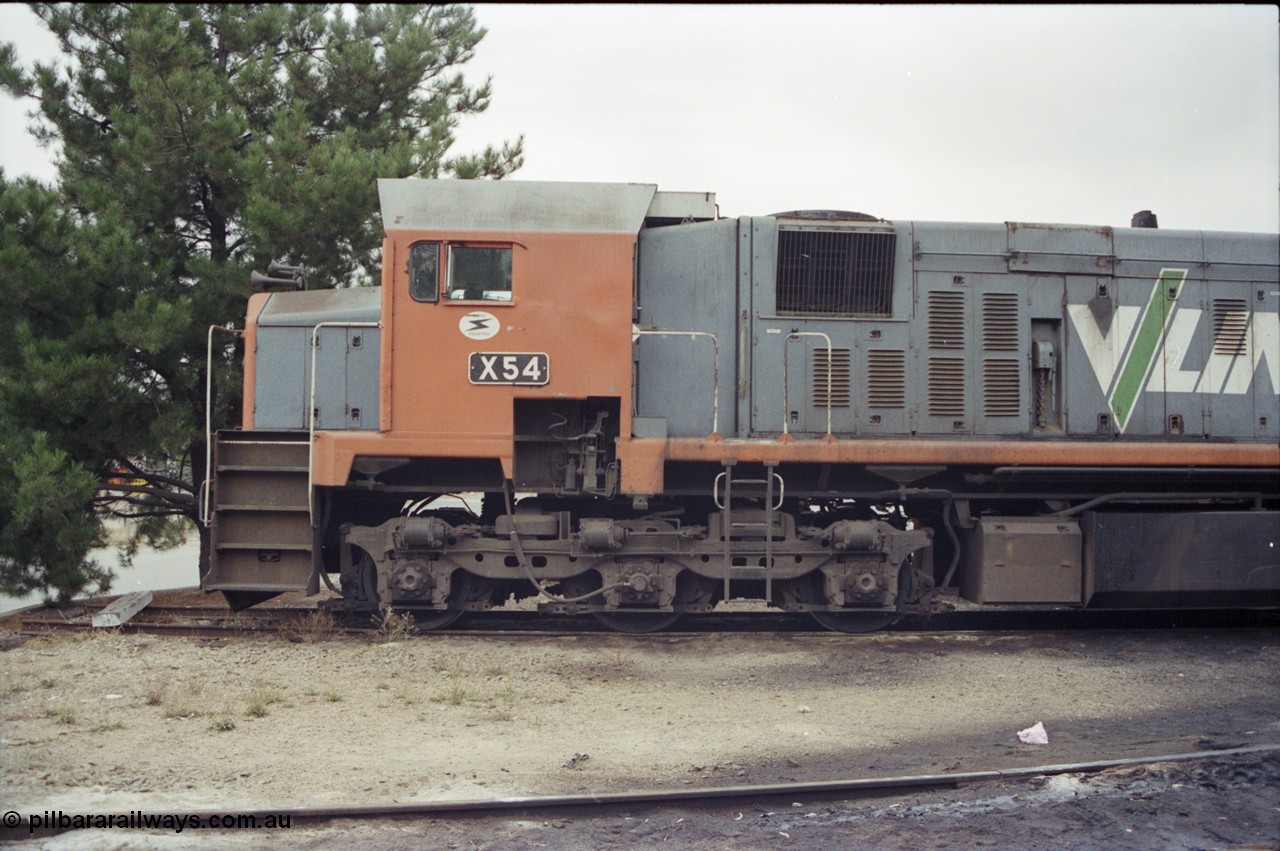 120-34
Wodonga loco depot, V/Line broad gauge loco X class X 54 Clyde Engineering EMD model G26C serial 75-801, LHS cab view showing bogie and staff exchanger.
Keywords: X-class;X54;75-801;Clyde-Engineering-Rosewater-SA;EMD;G26C;