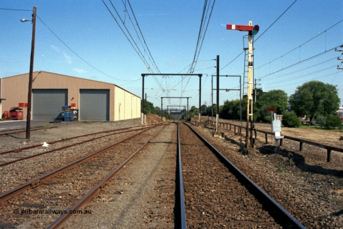 121-25
Morwell, track view, looking west, semaphore signal Post 7, towards Melbourne, Freightgate shed at left.
