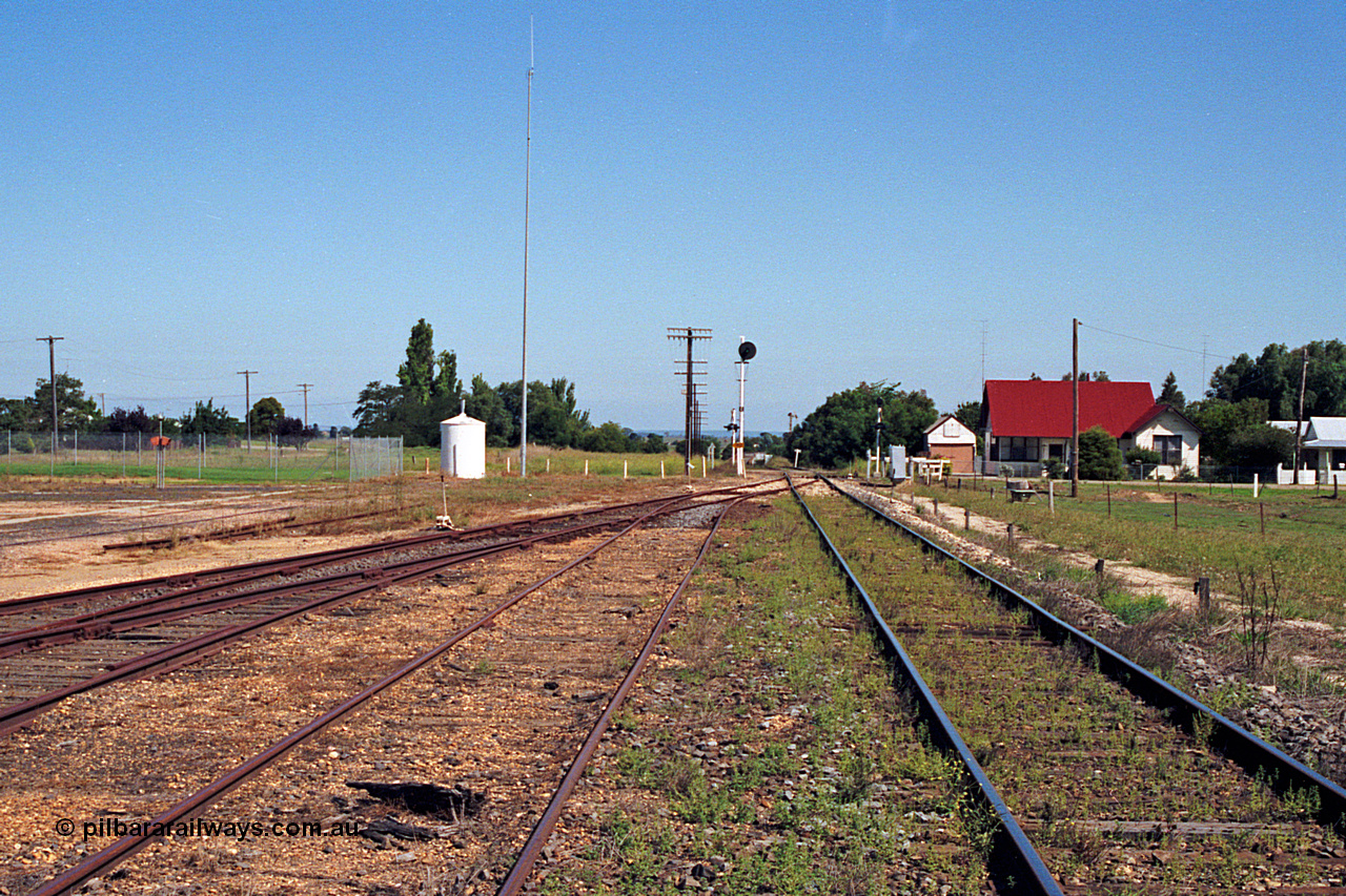 122-25
Stratford, station yard western overview, looking towards Stratford Junction, searchlight home signal post and radio repeater hut and mast.
