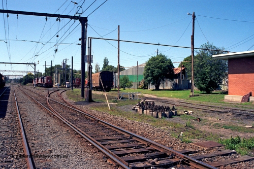 122-05
Traralgon loco depot, track to loco spiked normal, baulks on track, looking east.
