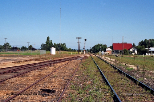 122-25
Stratford, station yard western overview, looking towards Stratford Junction, searchlight home signal post and radio repeater hut and mast.
