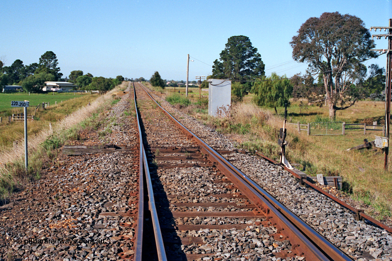 123-1-07
Stratford Junction, track view looking towards Stratford, points and lever with rodding, 220.250 km post, staff exchange cabin on the right, Maffra line joining from the left.
