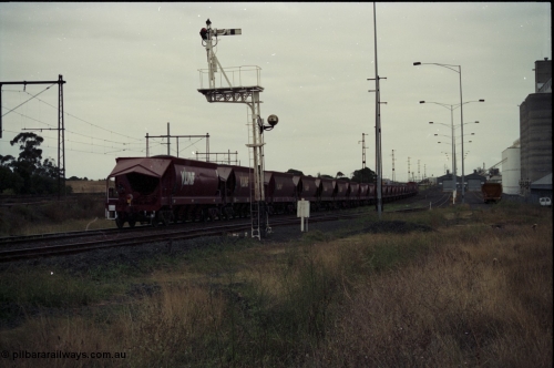 123-2-24
Sunshine track view, Newport - Sunshine Loop Line, looking towards Newport, GEB Sidings on the right, semaphore signal post 50 protecting down movements, V/Line broad gauge G class G 543, the last unit of Clyde Engineering EMD model JT26C-2SS serial 89-1276 with an loaded up Apex quarry train bound for Brooklyn, trailing shot.
Keywords: G-class;G543;Clyde-Engineering-Somerton-Victoria;EMD;JT26C-2SS;89-1276;