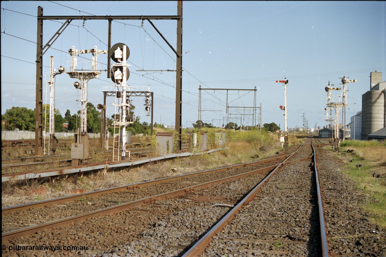 124-03
Sunshine, track view looking down the Newport Loop Line, semaphore signal Post 49 facing camera and semaphore signal Posts 36 and 50 facing away on the right, GEB sidings at right of frame, signal Posts on the left are 31, 31B and 71 with the standard gauge Sunshine Loop and signal gantry in the background.
