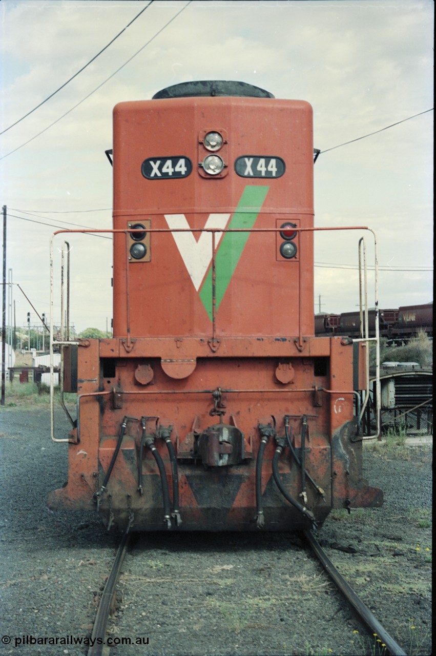 125-07
Seymour loco depot, V/Line broad gauge X class Clyde Engineering EMD model G26C serial 70-707, front view of No.2 end.
Keywords: X-class;X44;Clyde-Engineering-Granville-NSW;EMD;G26C;70-707;