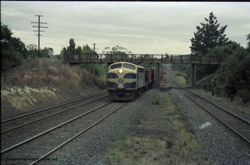 125-14
Wandong passing under Kilmore - Wandong Rd, V/Line broad gauge B class B 65 Clyde Engineering EMD model ML2 serial ML2-6 still in Victorian Railways livery leads a sleeper discharge train on the up broad gauge line, discharging sleepers.
Keywords: B-class;B65;Clyde-Engineering-Granville-NSW;EMD;ML2;ML2-6;bulldog;