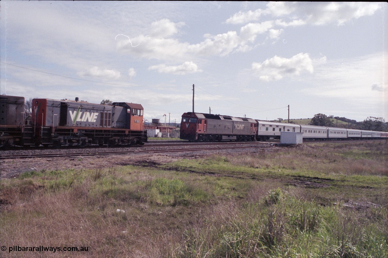 126-25
Wallan Loop, V/Line G class G 518 Clyde Engineering EMD model JT26C-2SS serial 85-1231, up standard gauge pass Melbourne Express, rescue locos V/Line Y class Y 151 Clyde Engineering EMD G8B serial 67-571 on the loop.
Keywords: G-class;G518;Clyde-Engineering-Rosewater-SA;EMD;JT26C-2SS;85-1231;