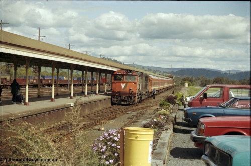 127-07
Albury, broad gauge passenger platform, V/Line N class N 468 'City of Bairnsdale' Clyde Engineering EMD model JT22HC-2 serial 86-1197, double N set, loco being cut off, crew on ground, slab steel waggons in background.
Keywords: N-class;N468;Clyde-Engineering-Somerton-Victoria;EMD;JT22HC-2;86-1197;