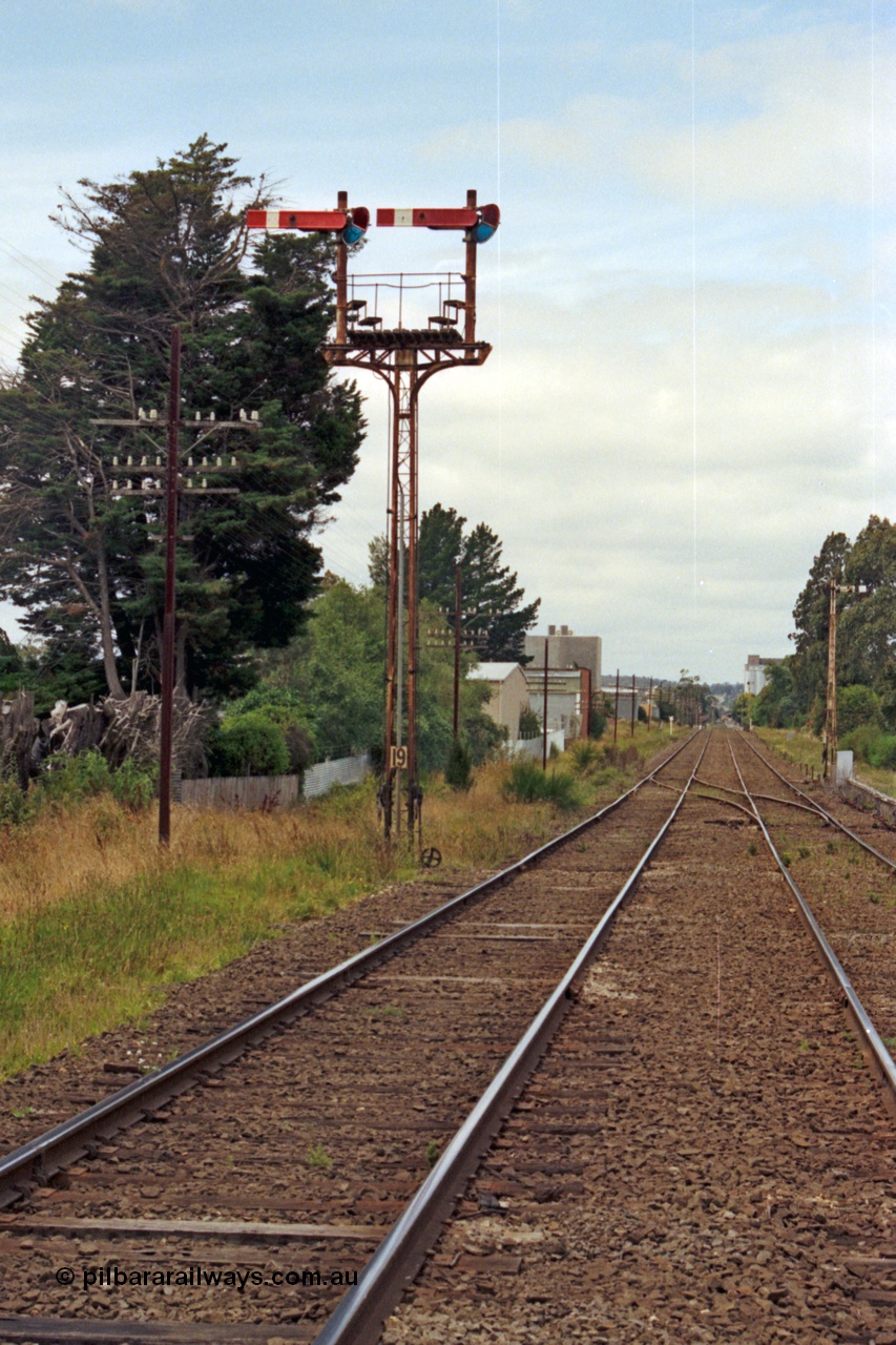 128-06
Ballarat, Linton Junction or Ballarat D signal box, semaphore signal Post 19 dolls for Up Line towards Ballarat C and Up Linton Line to Ballarat C via crossover, looking towards Wendouree.
