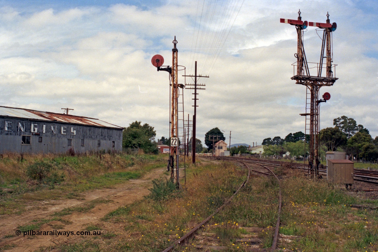 128-09
Ballarat, Linton Junction or Ballarat D signal box, disc signal Post 22 and catch points for up trains from Timken's Sidings, looking east towards D box, semaphore signal Post 23 is for up trains on the three lines radiating west of D box, the Ararat Line, Linton Line and the disc for the Cattle Yards.
