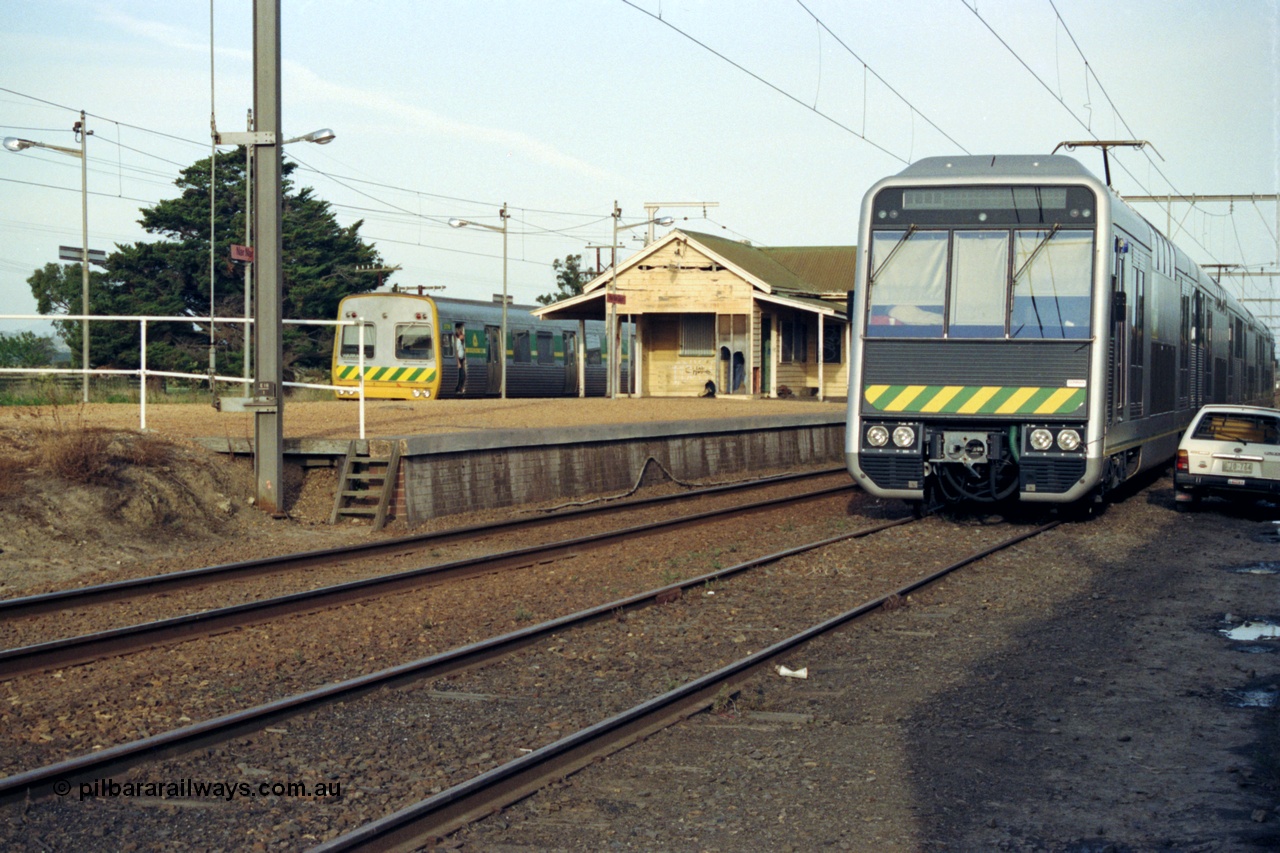 128-35
Nar Nar Goon, down passenger train with Comeng 377M, guard in doorway, departing, station building and platform, 4D (Double Deck Development and Demonstration), double deck suburban electric set, testing phase.
Keywords: 377M;Comeng-Vic;4D;Goninan-NSW;Double-Deck-Development-Demonstration-train;