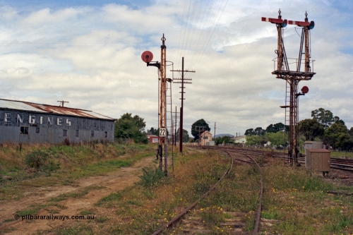 128-09
Ballarat, Linton Junction or Ballarat D signal box, disc signal Post 22 and catch points for up trains from Timken's Sidings, looking east towards D box, semaphore signal Post 23 is for up trains on the three lines radiating west of D box, the Ararat Line, Linton Line and the disc for the Cattle Yards.
