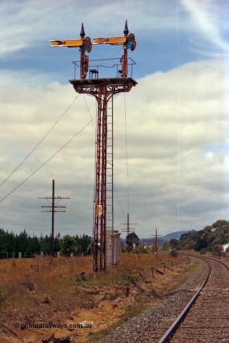 128-10
Ballarat, Linton Junction or Ballarat D signal box, semaphore signal Post 24, Up Distant signals for D box, looking east towards Linton Junction. Left arm for Ararat Line, right arm for Linton Line.
