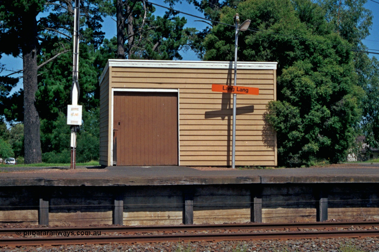 129-2-01
Lang Lang station platform, van goods shed.
