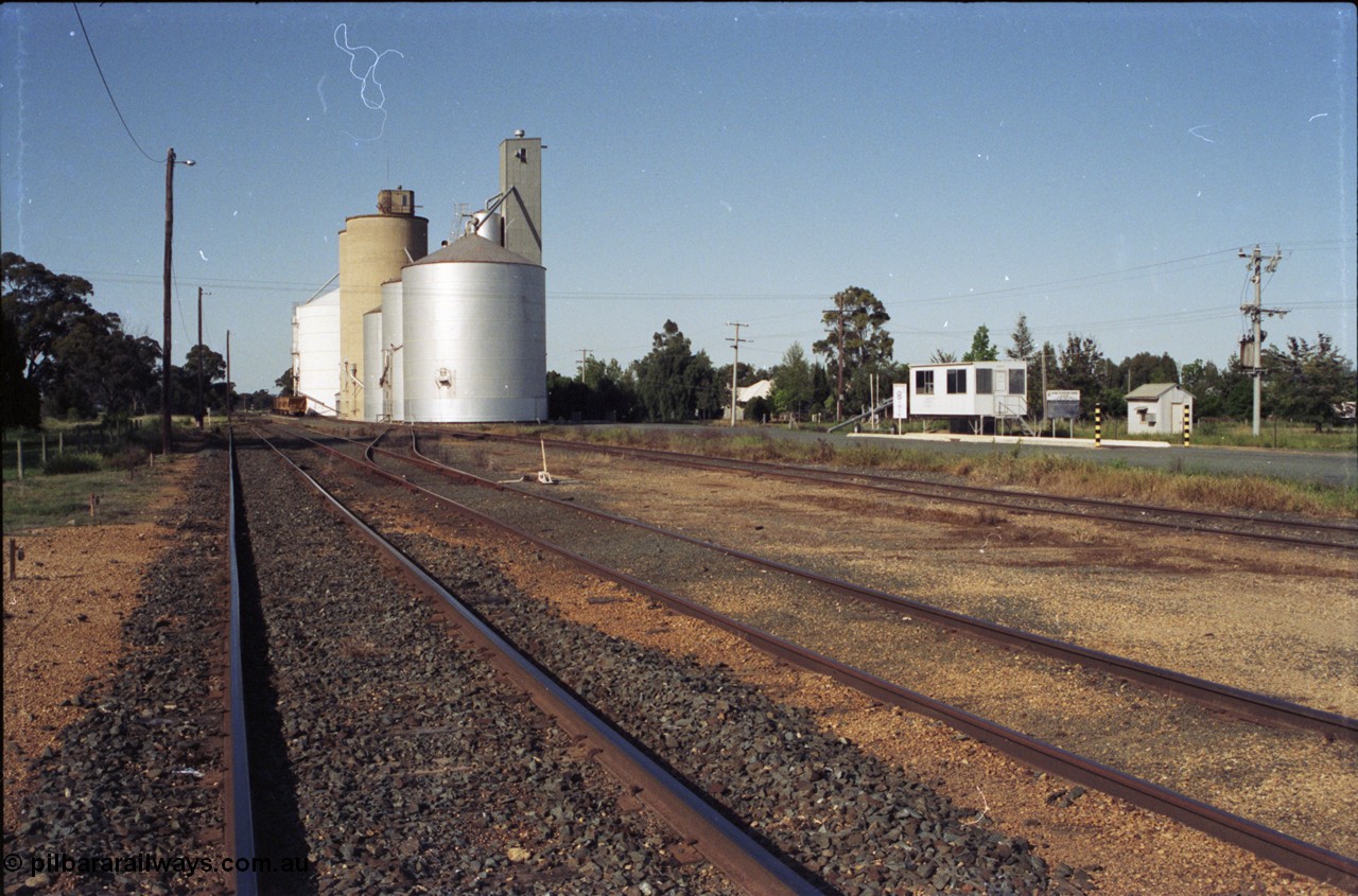 130-00
Elmore station yard overview of the GEB weighbridge, and silo complex consisting of Ascom steel silos, then Williamstown concrete and Ascom Jumbo steel behind.
