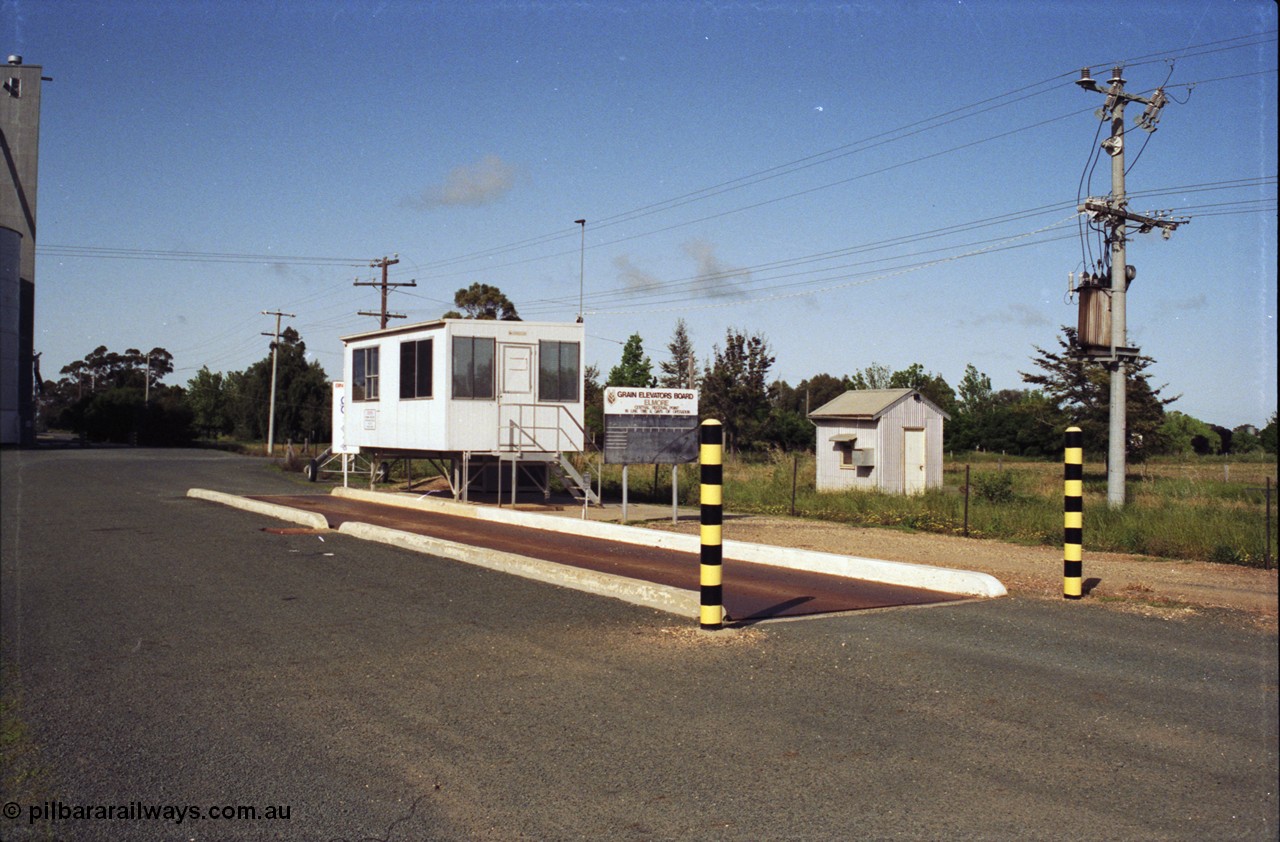 130-09
Elmore Grain Elevators Board road truck weighbridge and office, former scale room in the background.
