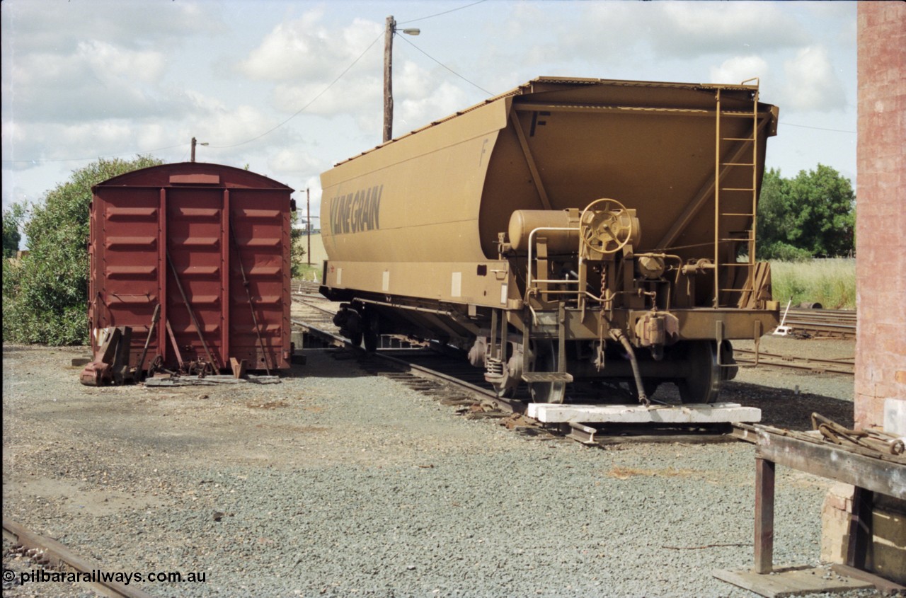 131-1-07
Echuca, examiners siding, V/Line VHGF type bogie grain waggon, grounded B van.
