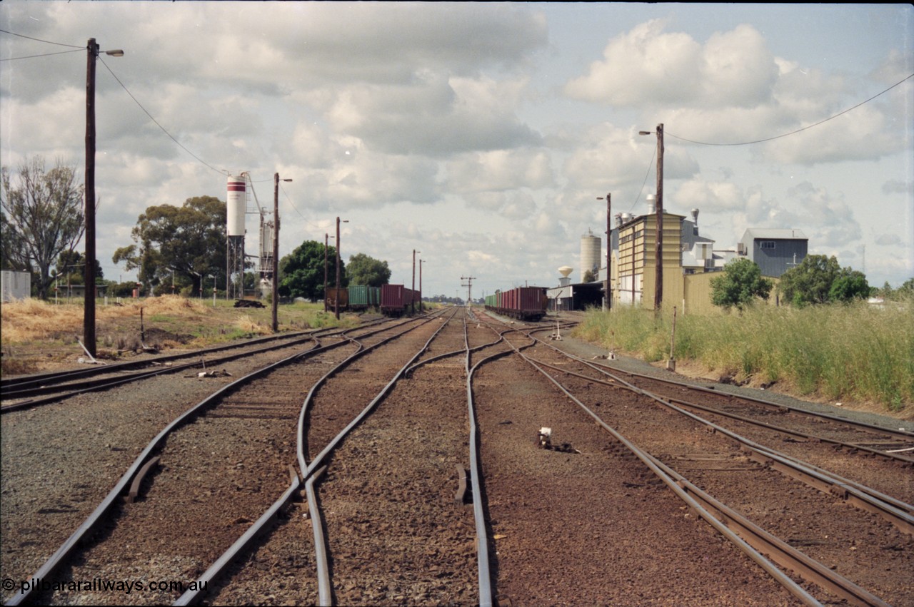 131-1-09
Echuca yard overview, looking south from points for Toolamba line, mainline to Melbourne, signal post 4 in background, Sidings A on right and Sidings B on left, work gang site and cement siding visible on left.
