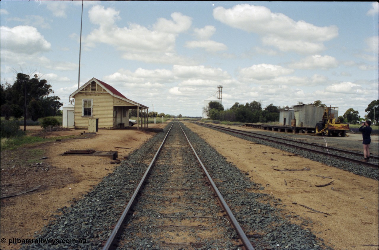 131-1-16
Wakool yard overview looking south towards Barnes, station building, silo complex in background, loading ramp and sheds at right.
