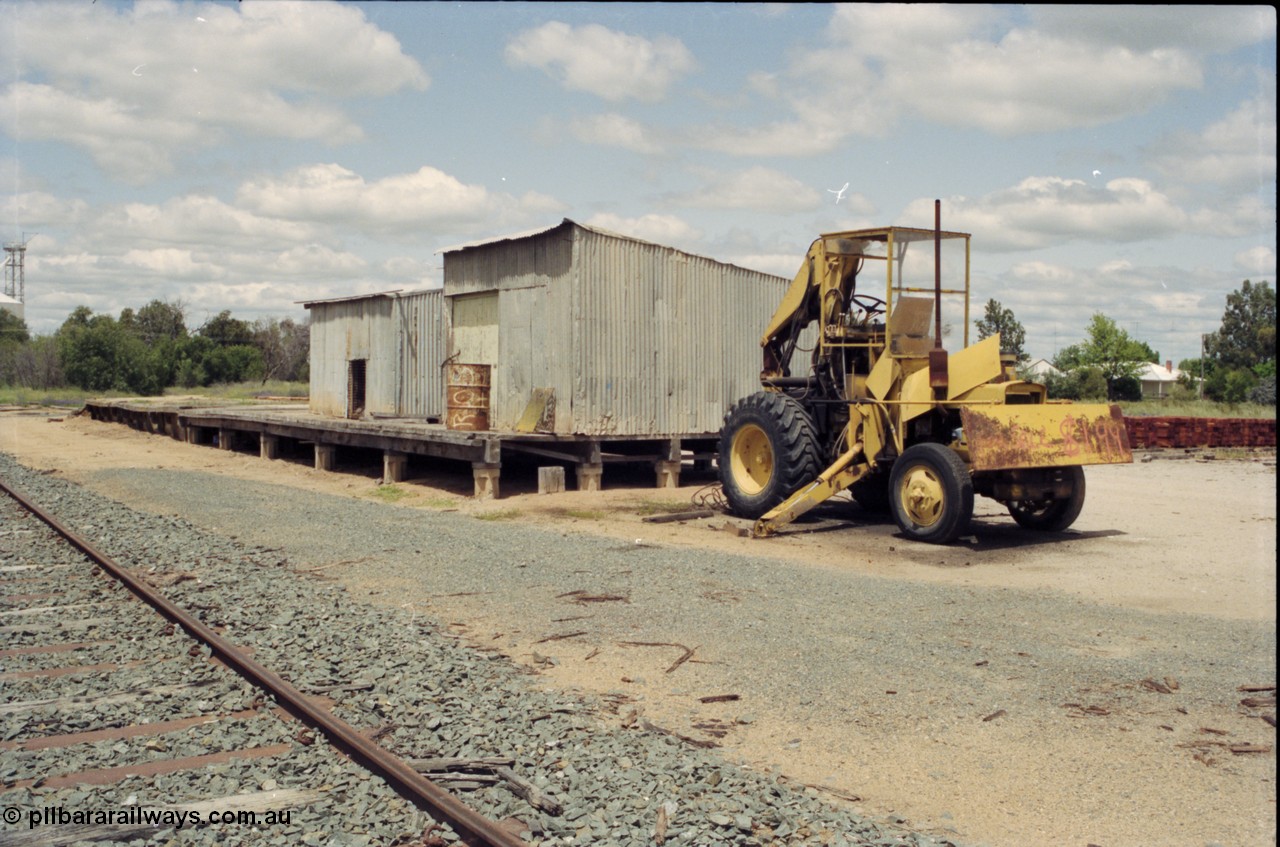 131-1-20
Wakool, loading platform, loading contraption, sheds.
