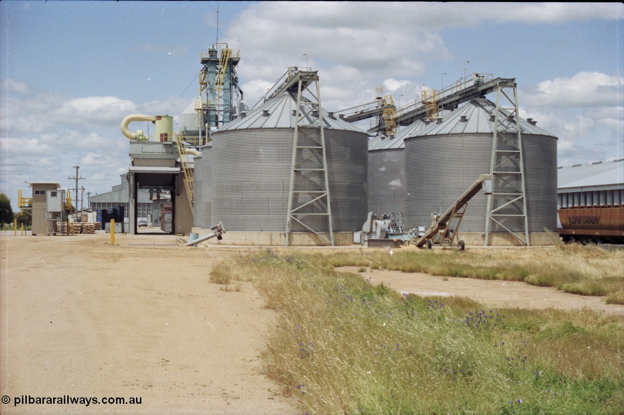 131-1-23
Burraboi Aquila silo complex, V/Line Grain bogie grain waggons, looking south.
