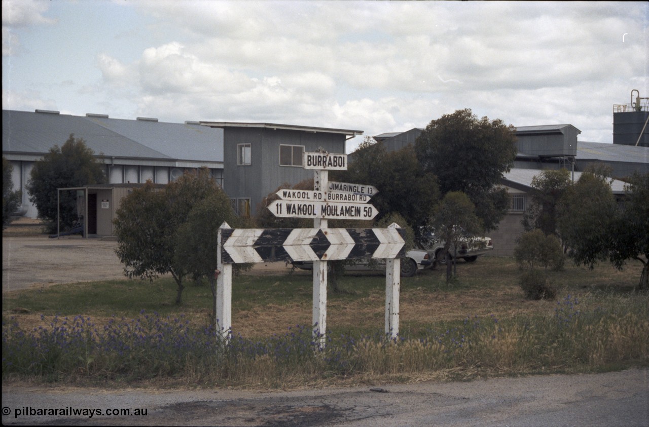 131-2-04
Burraboi road junction sign.
