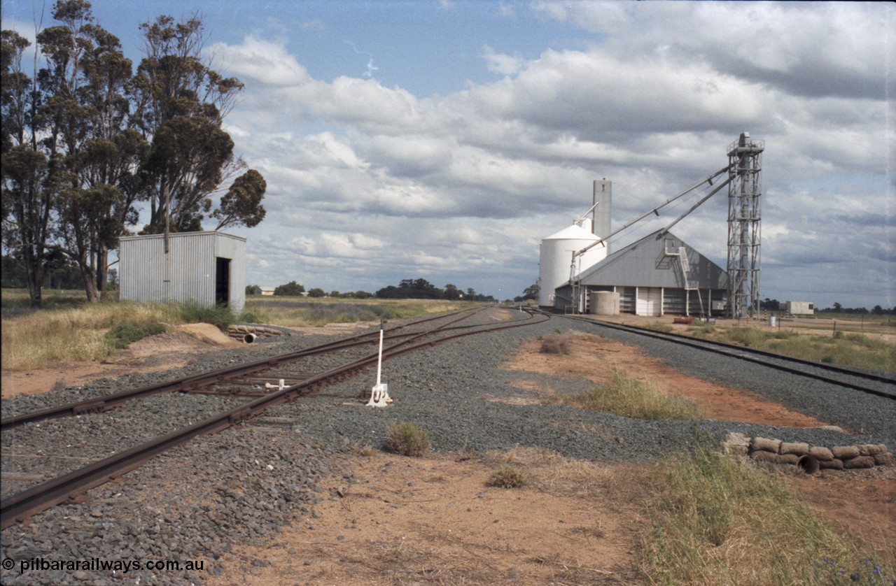 131-2-16
Bunnaloo yard overview, Mallee style shelter, Victorian Oats Pool shed and Ascom silo complex, points and lever.
