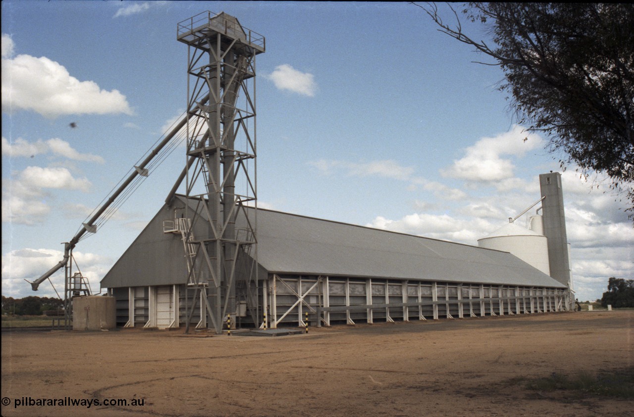 131-2-17
Bunnaloo Ascom style elevator with an GEB H style horizontal grain bin, with Ascom style silo complex beside it, complex overview.
