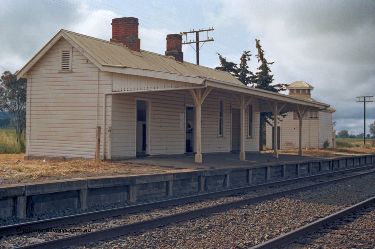 131-2-23
Gerogery, 616 km from Sydney on the NSW Main South, station platform and building with toilet block, looking south. The toilet block is now located at Culcairn. [url=https://goo.gl/maps/jHQjp8AgAJ42]GeoData[/url].
