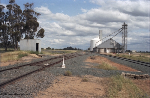 131-2-16
Bunnaloo yard overview, Mallee style shelter, Victorian Oats Pool shed and Ascom silo complex, points and lever.
